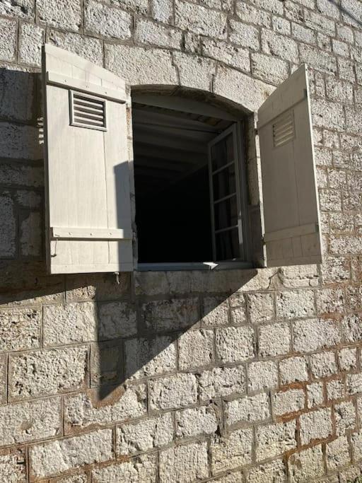 Salins-Les Bains : A L'Ombre De La Tour Carree Daire Dış mekan fotoğraf